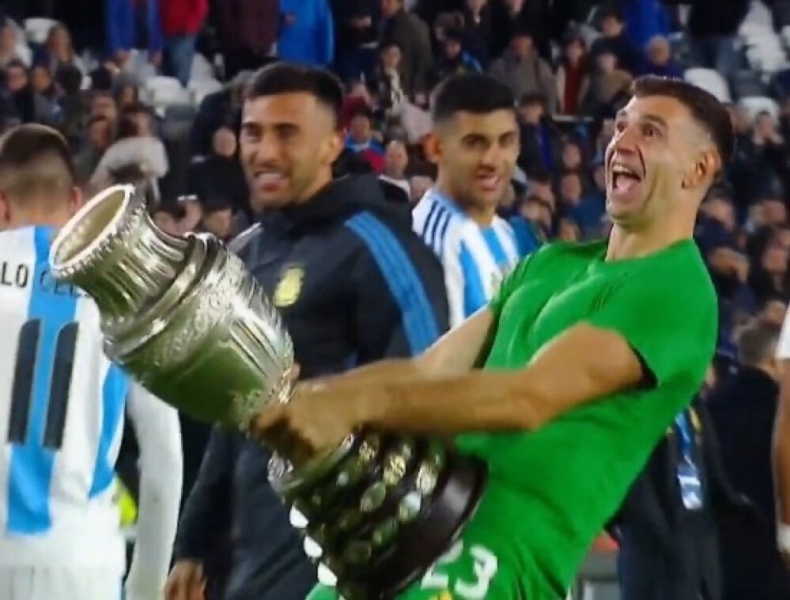 Дибу Мартинес приложил к паху Кубок Америки. То же самое вратарь Аргентины сделал на ЧМ-2022 с призом лучшему голкиперу